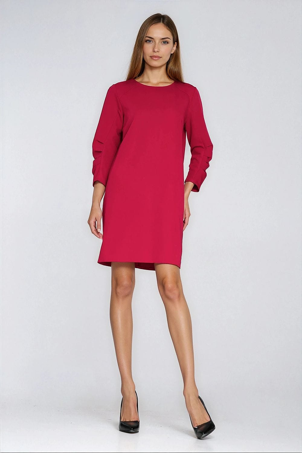 Robe courte droite rose manches longues élégante pour soirée chic ou cocktail femme, style moderne et tendance