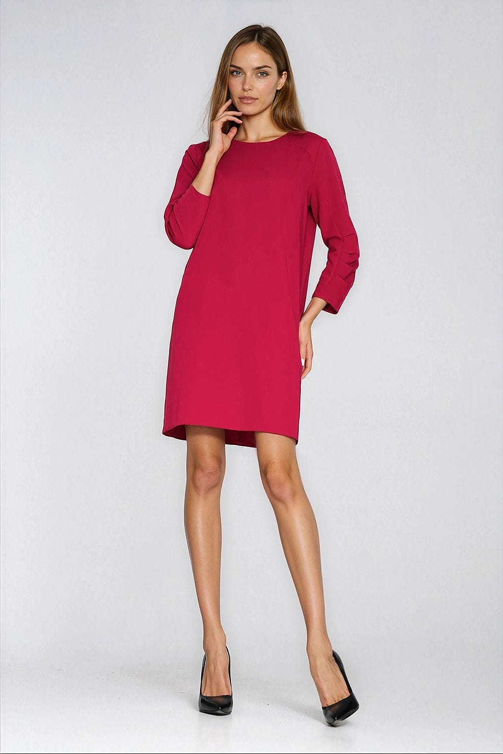 Robe courte droite rose manches longues idéale pour soirée chic ou cocktail, style élégant et tendance pour femme
