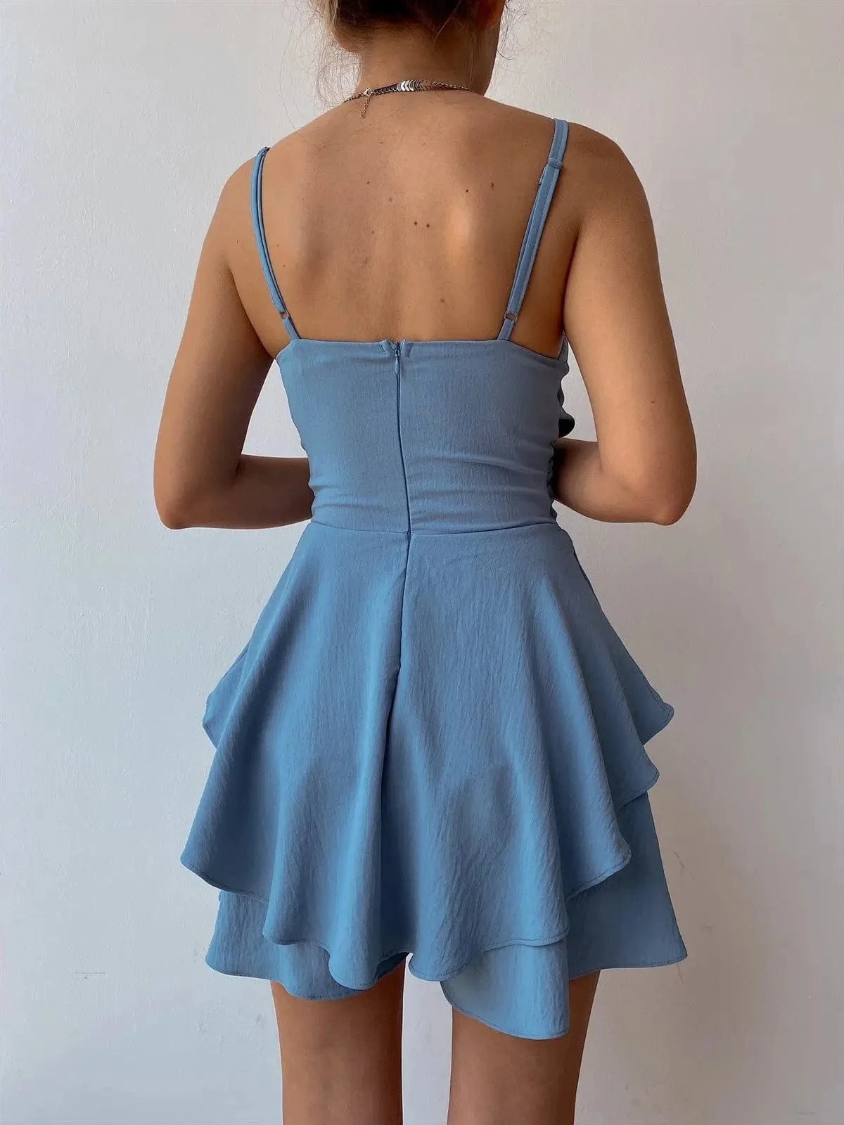 robe courte été drapée fluide chic décolleté sans manches pour soirée ou mariage en été