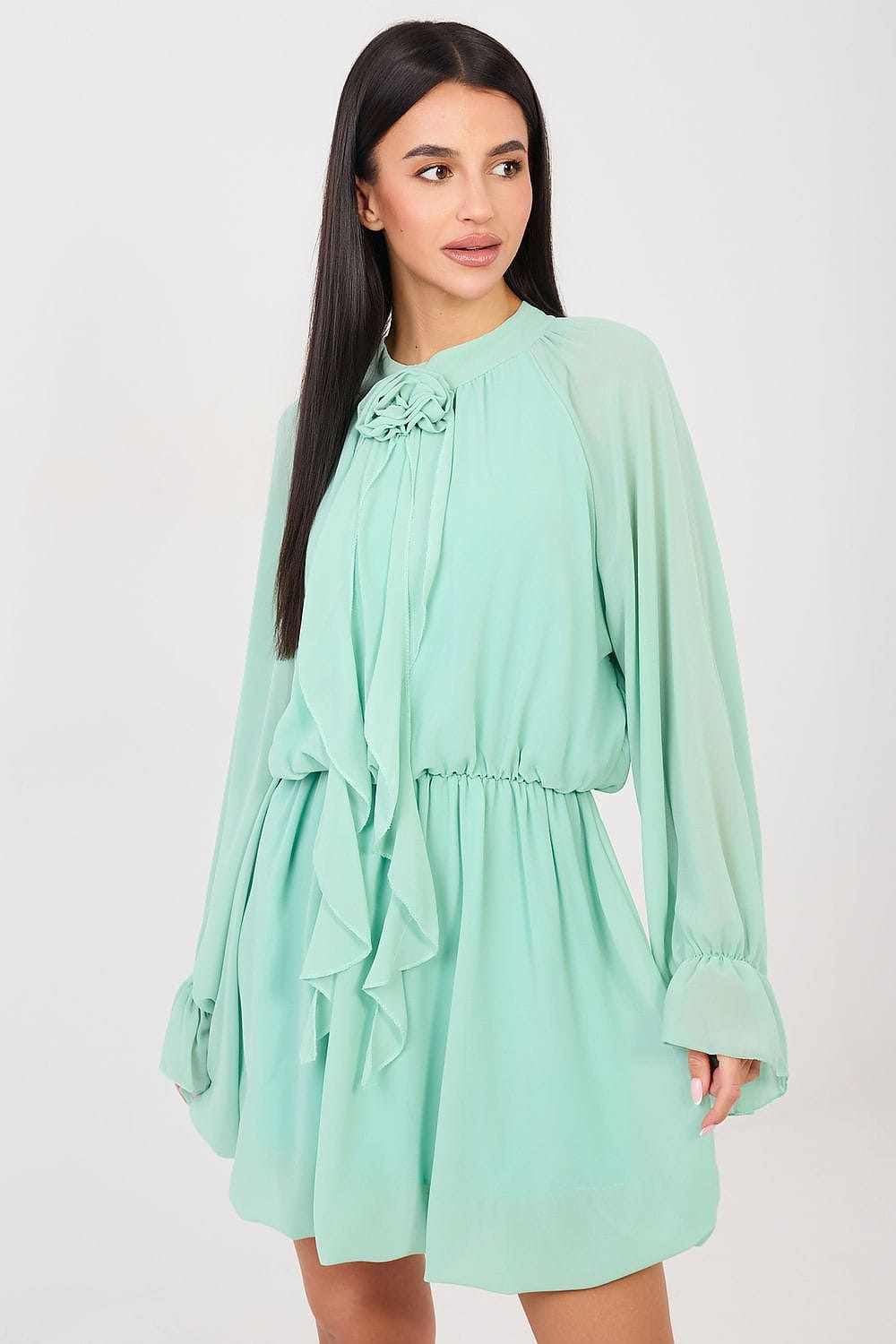 Robe cocktail courte verte fluide chic manches longues avec détails volants idéale pour soirée ou anniversaire