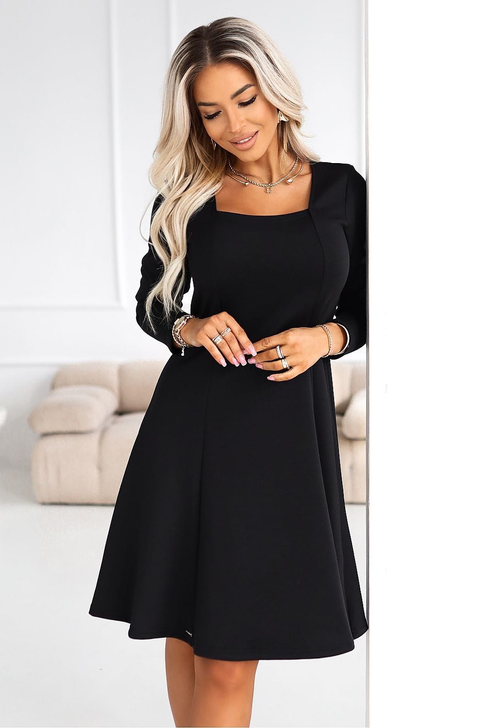 Robe noire soirée chic manches longues évasée femme, idéale pour évènement habillé ou cocktail élégant
