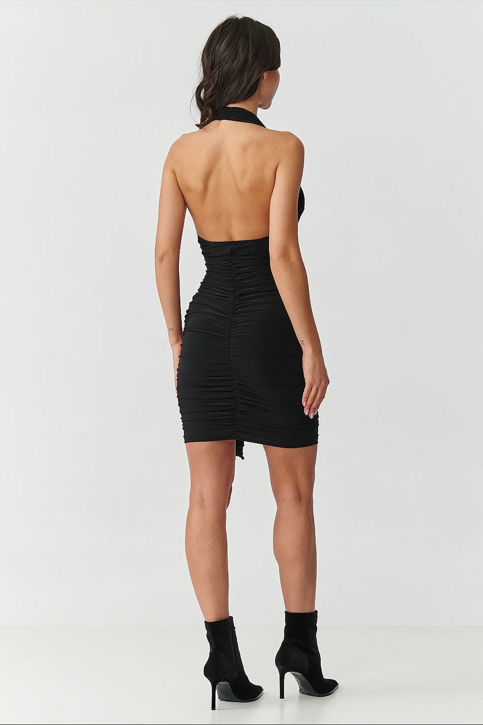 Robe de soirée dos nu noire courte moulante sexy idéale pour sortie chic ou soirée cocktail élégante