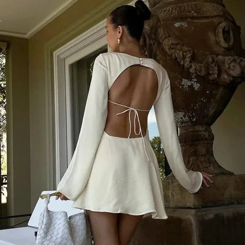 Robe courte dos nu blanche soirée chic manches longues élégante, parfaite pour mariage invité été