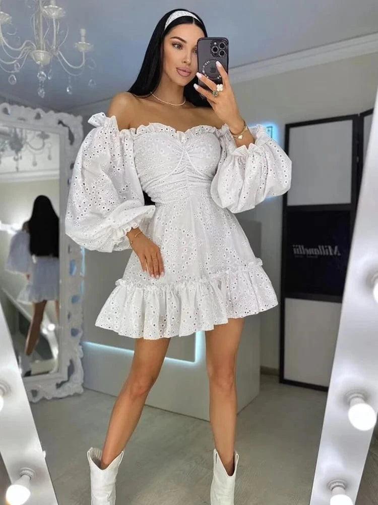 Robe courte blanche bohème été manches longues épaules dénudées silhouette évasée dentelle élégante