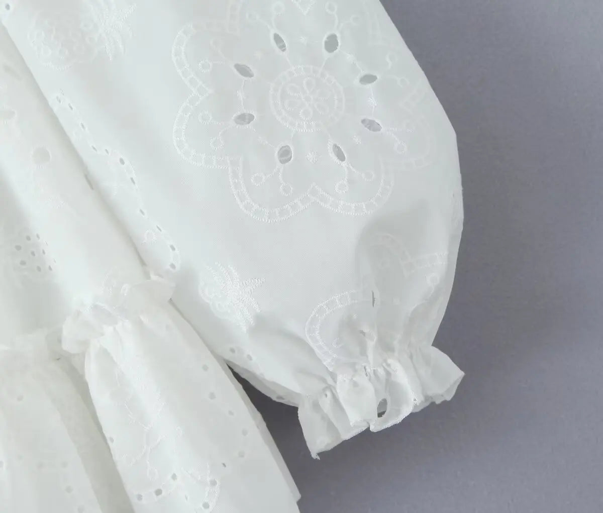 Robe baptême femme blanche manches longues en dentelle style bohème chic, parfaite pour cérémonie élégante