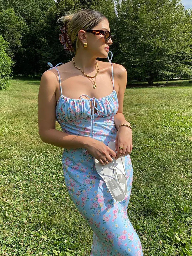 Robe d'été bleue à fleurs moulante longue