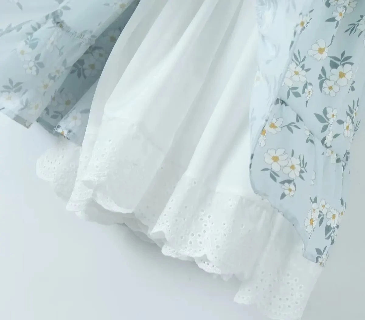 Robe été bohème fleurie blanche longue en gaze de coton, détails brodés, idéale pour plage ou journée casual