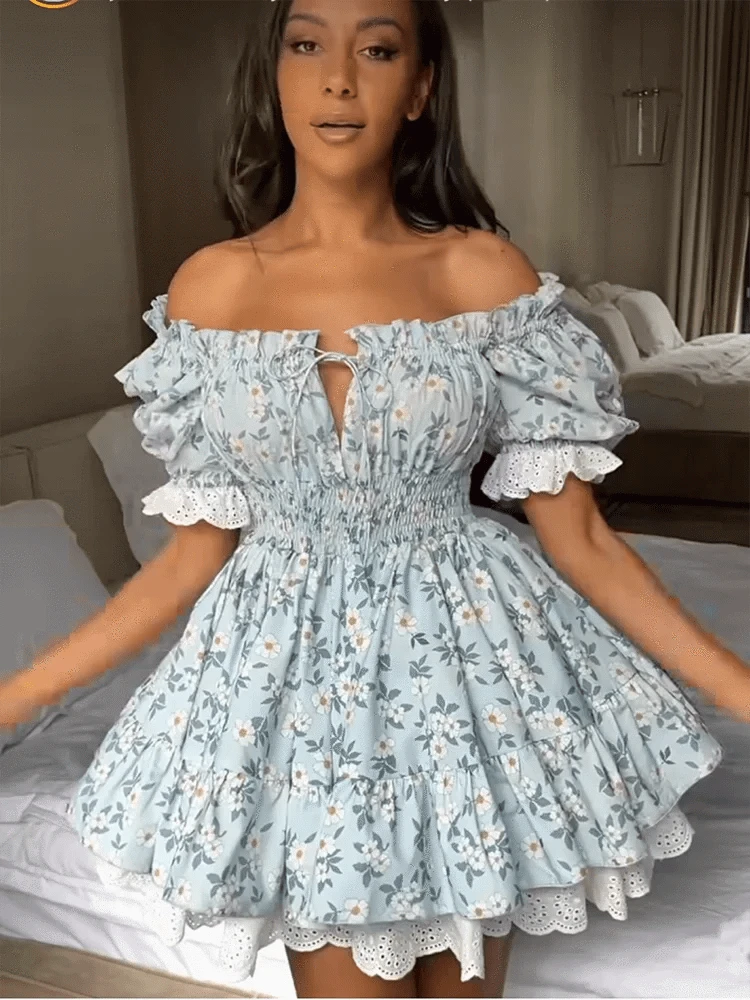 Robe courte fleurie bohème été bleu manches courtes épaules dénudées style champêtre pour invitée
