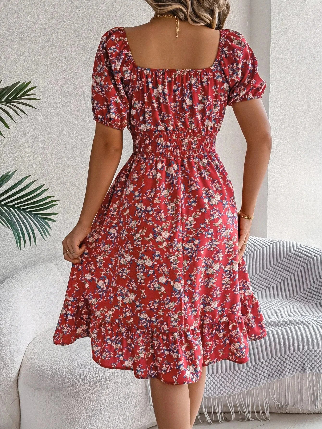 robe d’été champêtre fleurie col carré manches courtes midi évasée pour une occasion mariage invité
