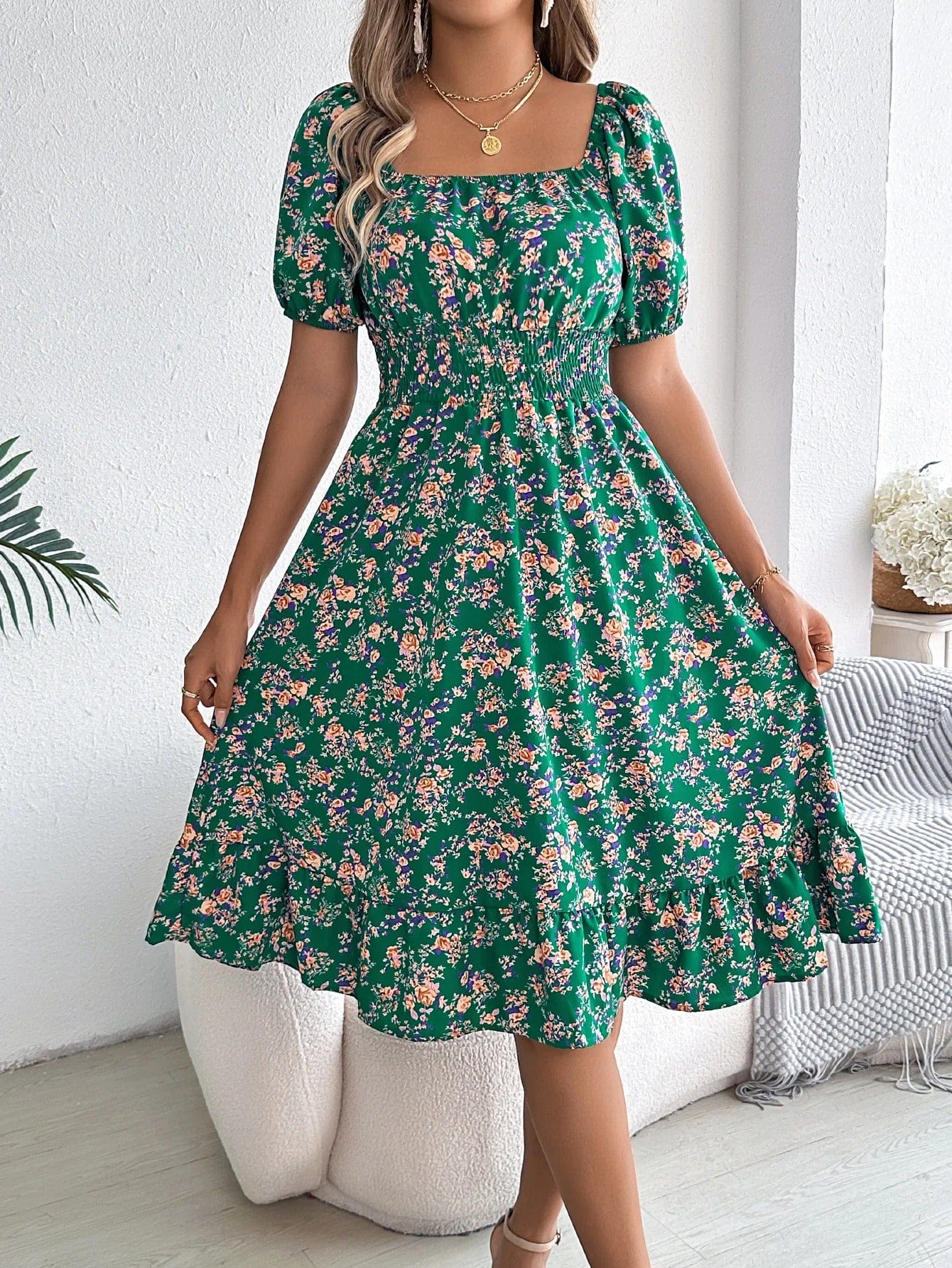 Robe été bohème verte fleurie longueur midi manches courtes col carré pour un look casual tendance
