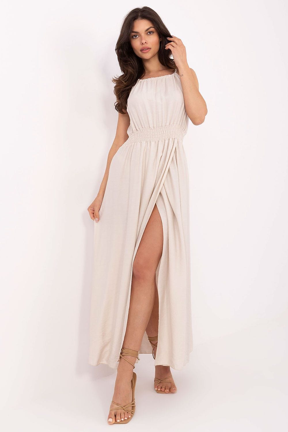 Robe longue fendue été beige fluide chic pour cocktail ou mariage invitée sans manches taille smockée