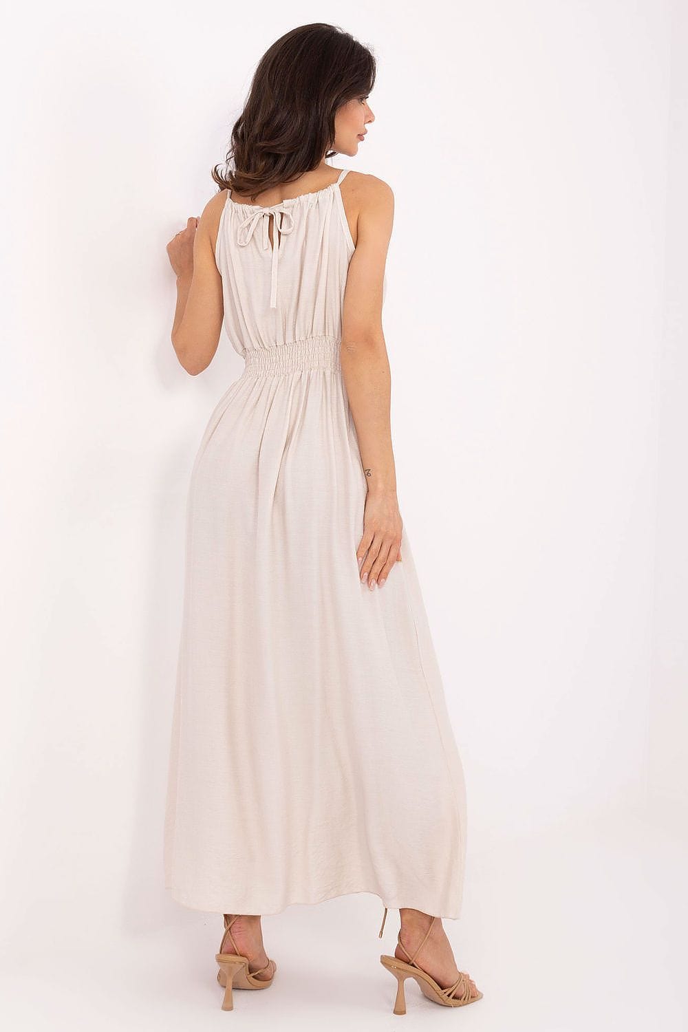 Robe longue bohème beige fluide sans manches été décolleté dos nu chic idéale pour mariage invité