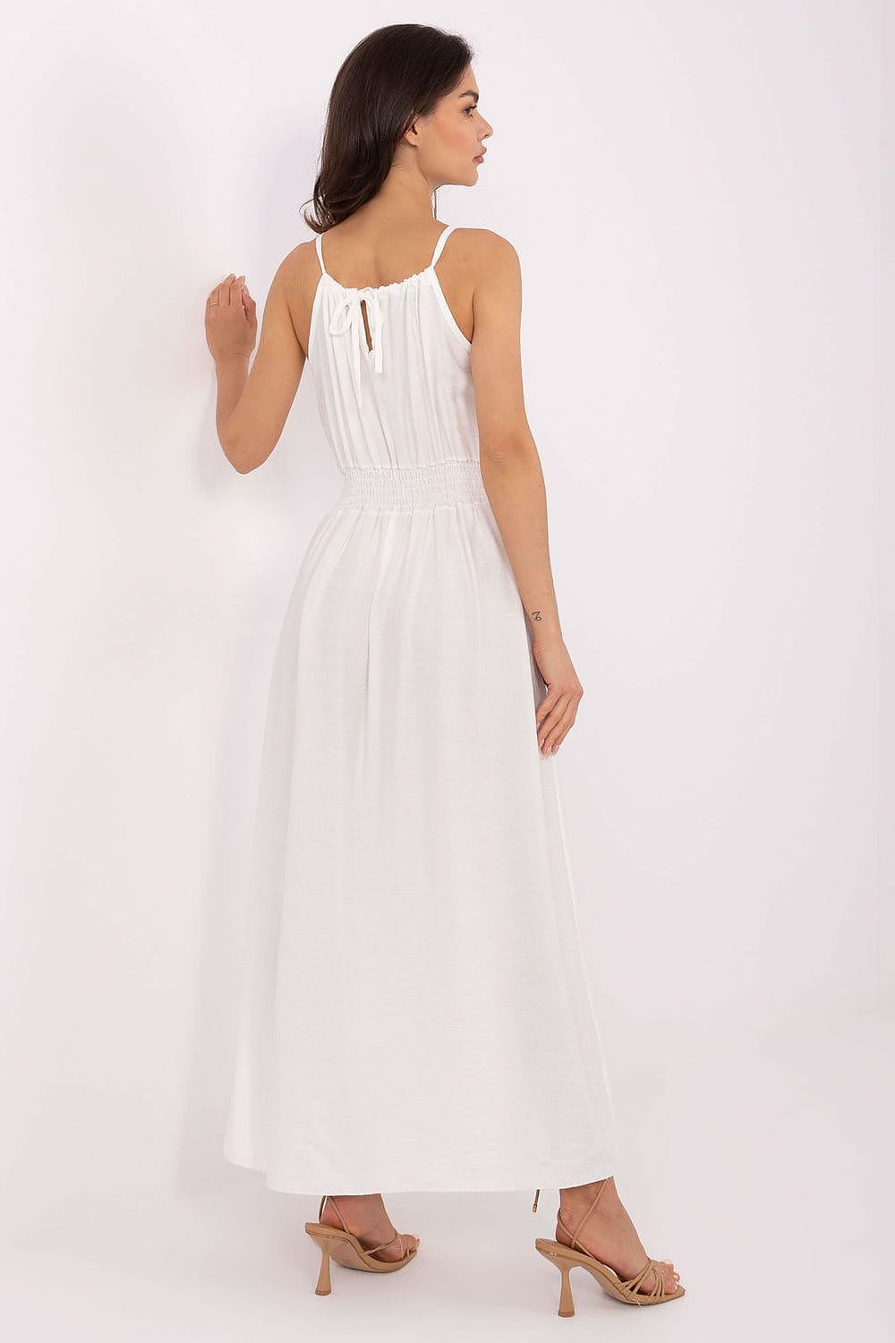 Robe été bohème longue blanche fluide sans manches pour plage ou cérémonie estivale, style décontracté chic