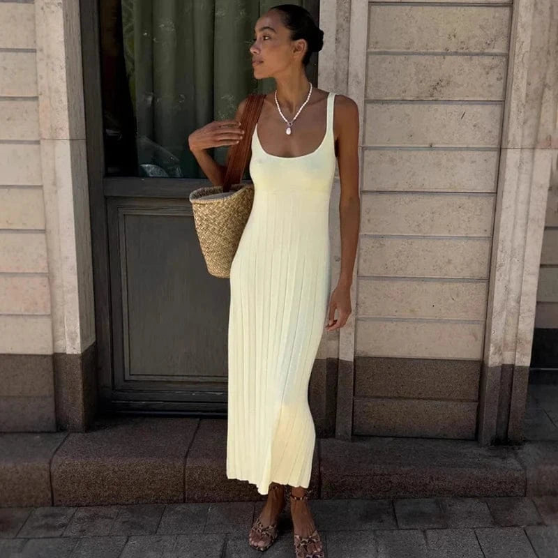 Robe été longue fluide femme blanche sans manches style casual avec sac en osier pour look plage chic