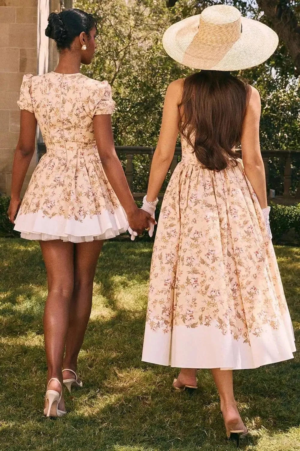 Robe fleurie champêtre invité mariage midi courte beige manches courtes élégante été accessoire chapeau