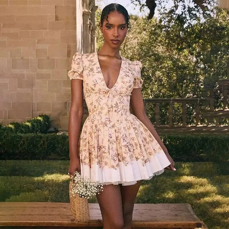 Robe fleurie courte champêtre invité mariage manches courtes décolleté beige accessoire panier osier