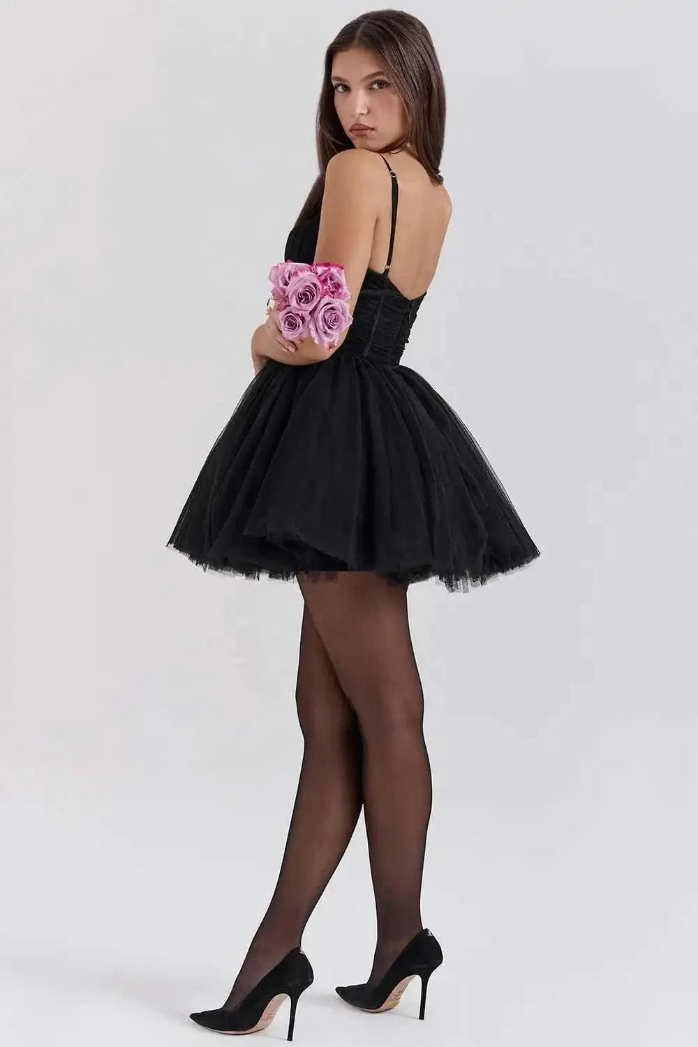 Robe courte noire soirée chic évasée sans manches décolleté avec bouquet de roses accessoires élégante