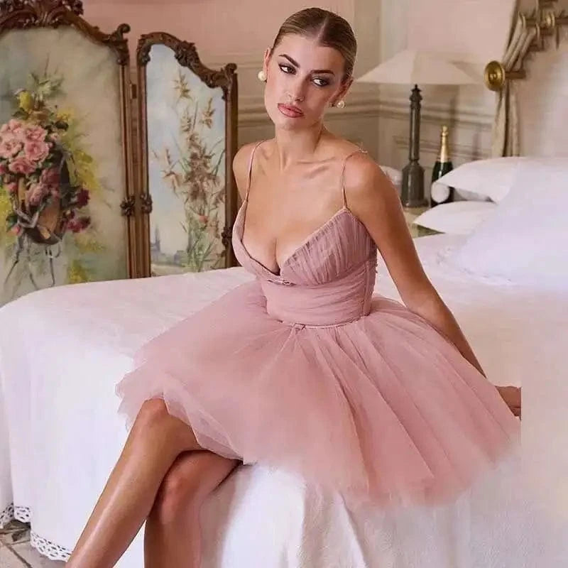 Robe courte tulle rose poudré pour soirée chic décolleté bretelles fines, style élégant et féminin