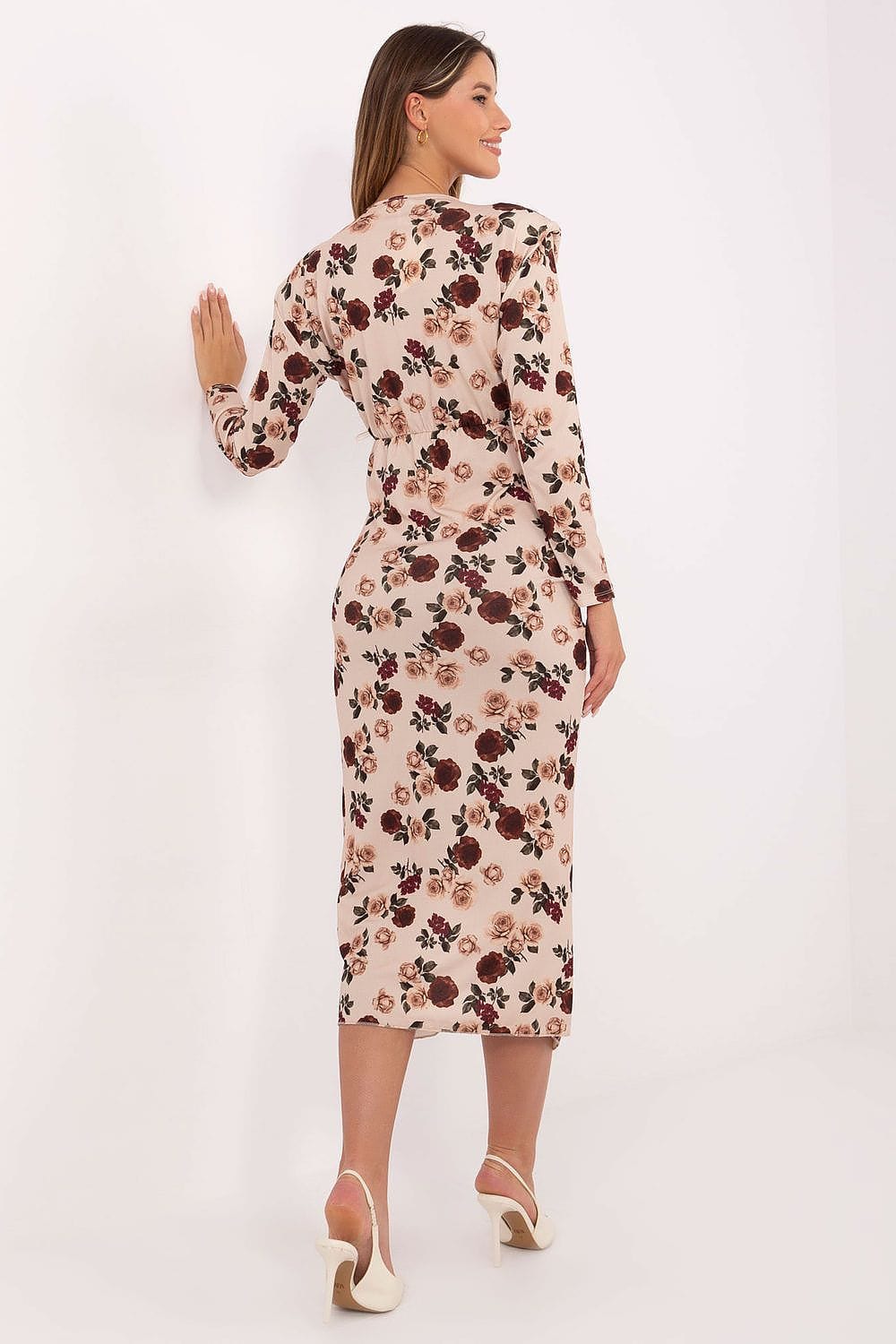 Robe midi fleurie manches longues beige style bohème chic idéale pour un cocktail ou baptême femme