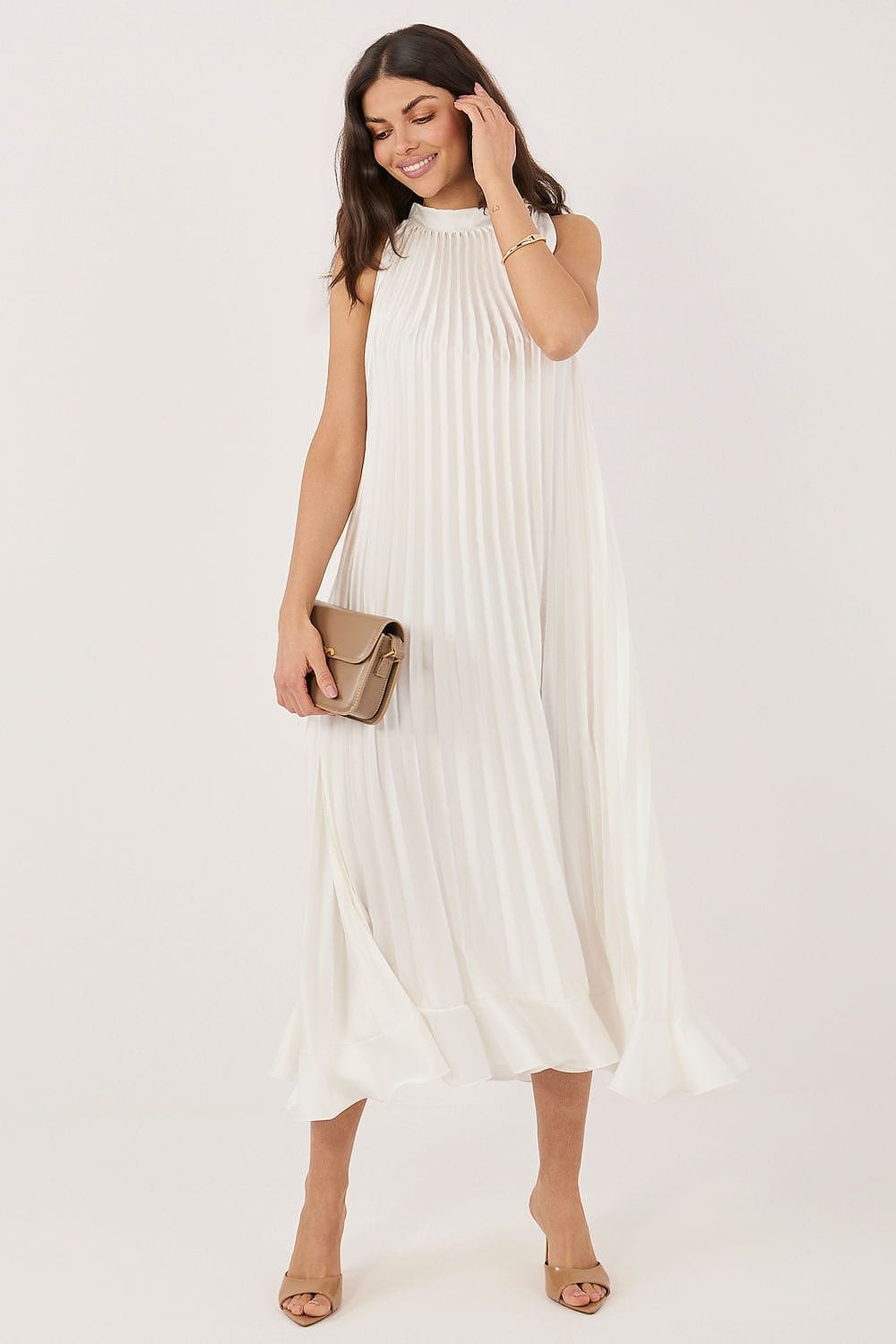 Robe été plissée blanche midi fluide sans manches accessoire pochette beige look chic pour mariage invité