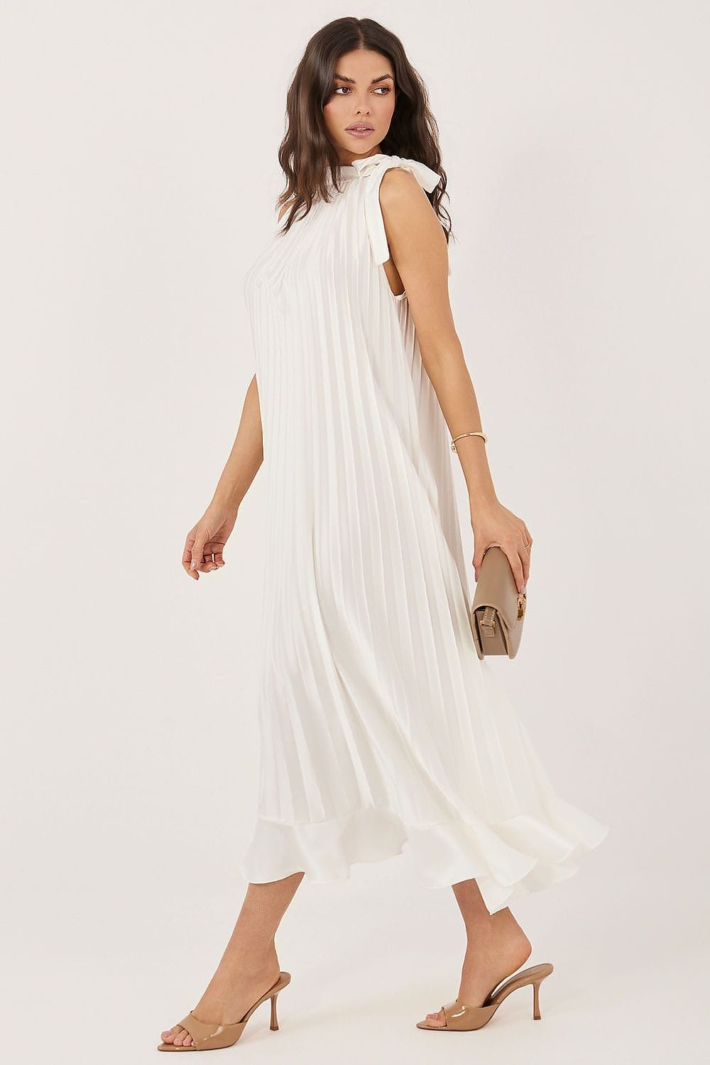 Robe blanche plissée fluide midi sans manches chic pour mariage invitée été avec pochette élégante