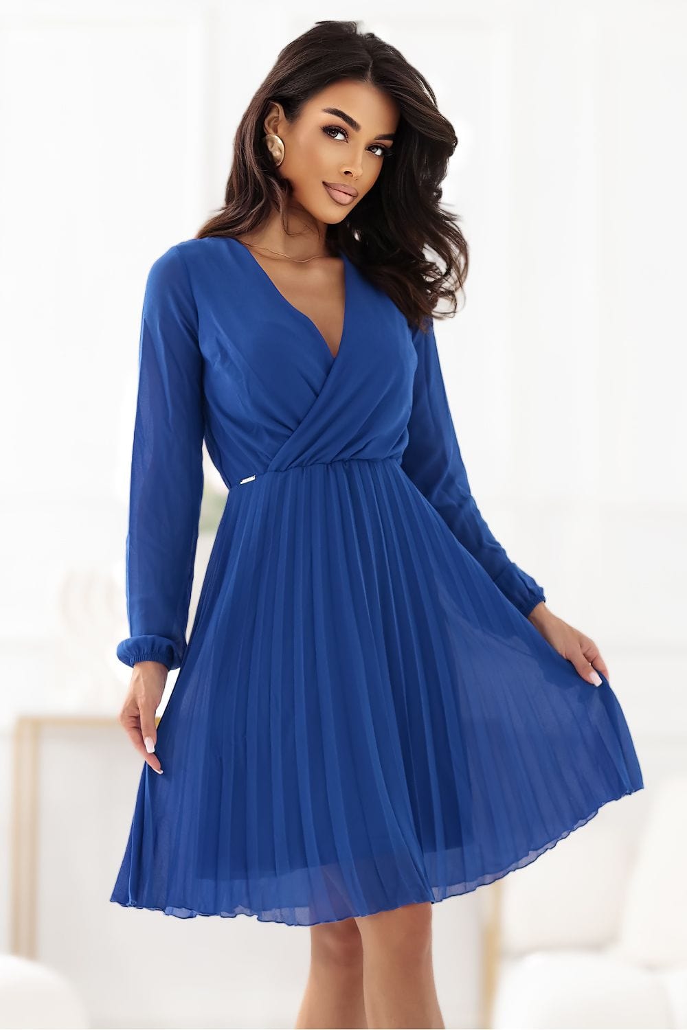 Robe de soirée chic bleue plissée midi manches longues décolleté portefeuille élégante pour invitée événement