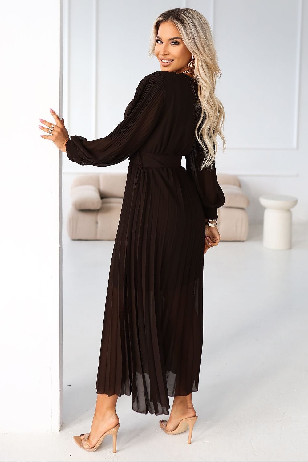 Robe longue noire plissée élégante pour soirée chic, manches longues, fluide et féminine, style habillé