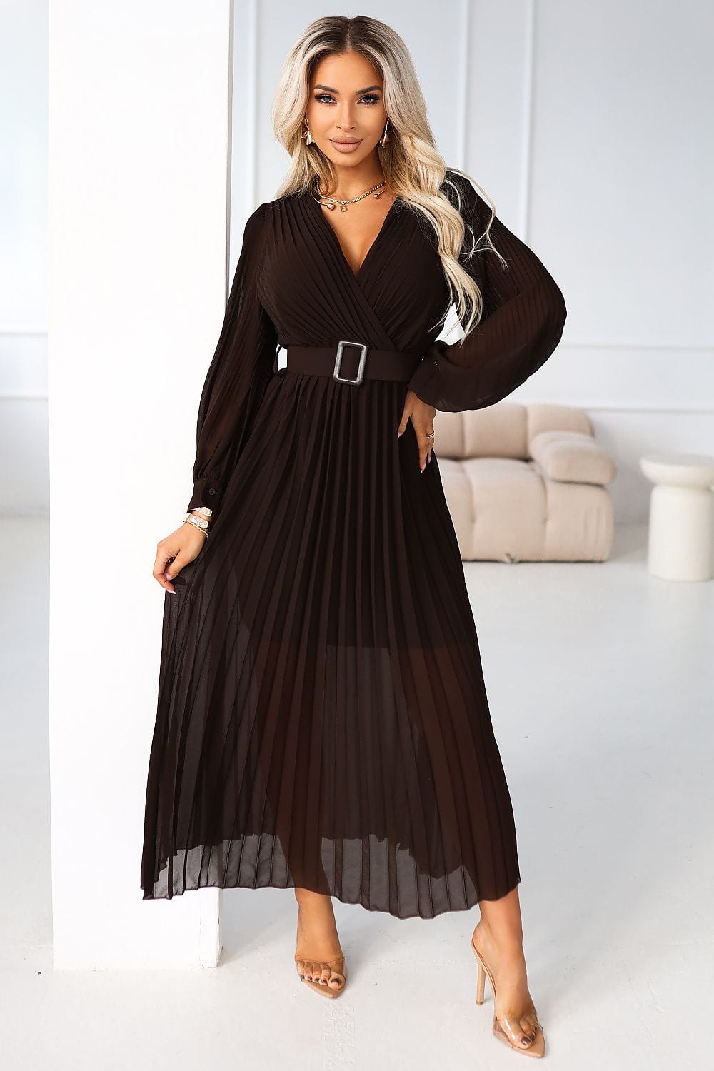 Robe de soirée chic noire longue plissée à manches longues ceinturée à la taille, élégante pour mariage invité