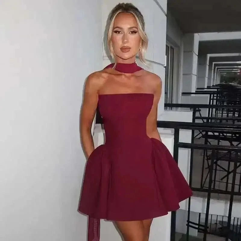 Robe courte soirée chic bordeaux bustier sans manches évasée idéale pour cocktail ou mariage invité tendance