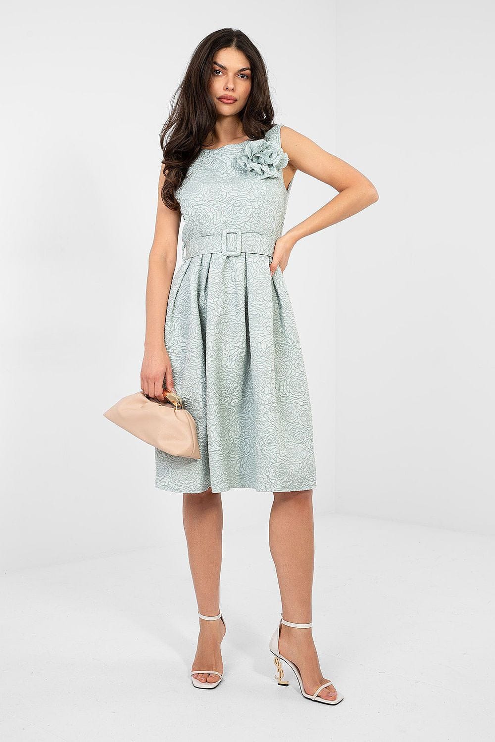 Robe cocktail élégante fleurie mint midi trapèze sans manches avec ceinture et pochette beige pour mariage invité