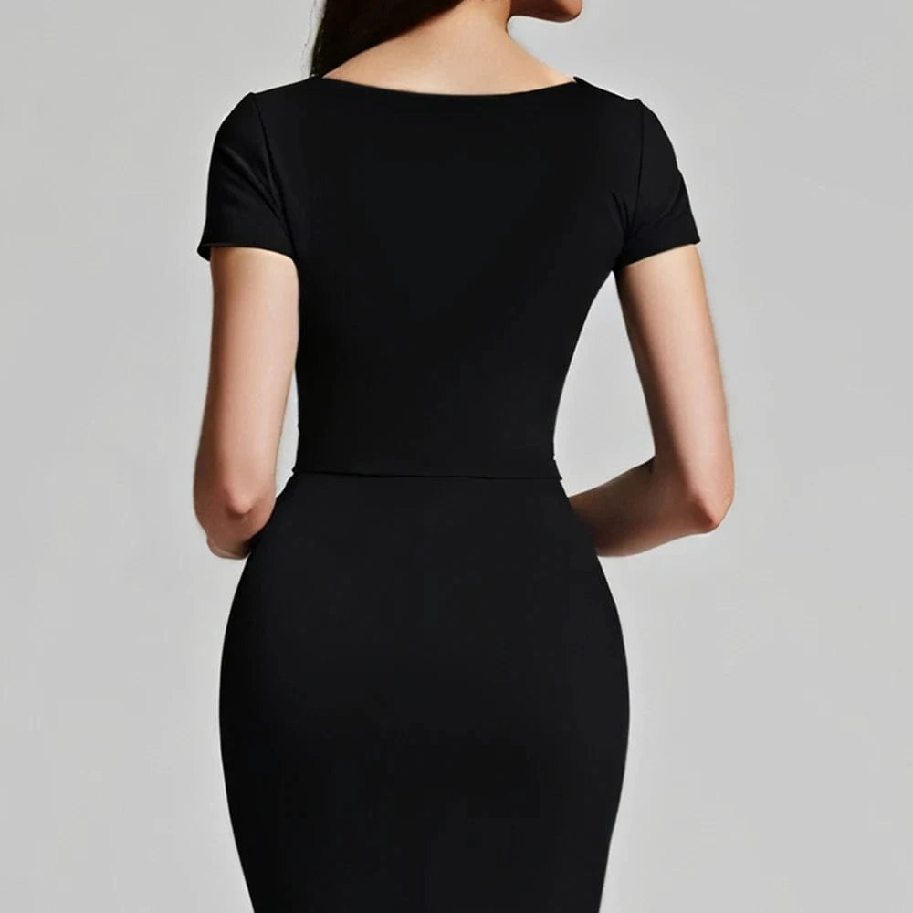 Robe noire moulante courte manches courtes élégante pour soirée chic ou cocktail, parfaite pour mettre en valeur la silhouette