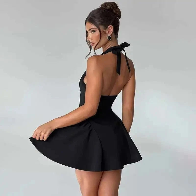 Robe de soirée dos nu noire courte moulante chic pour cocktail ou évènement élégant, bretelles nouées au cou