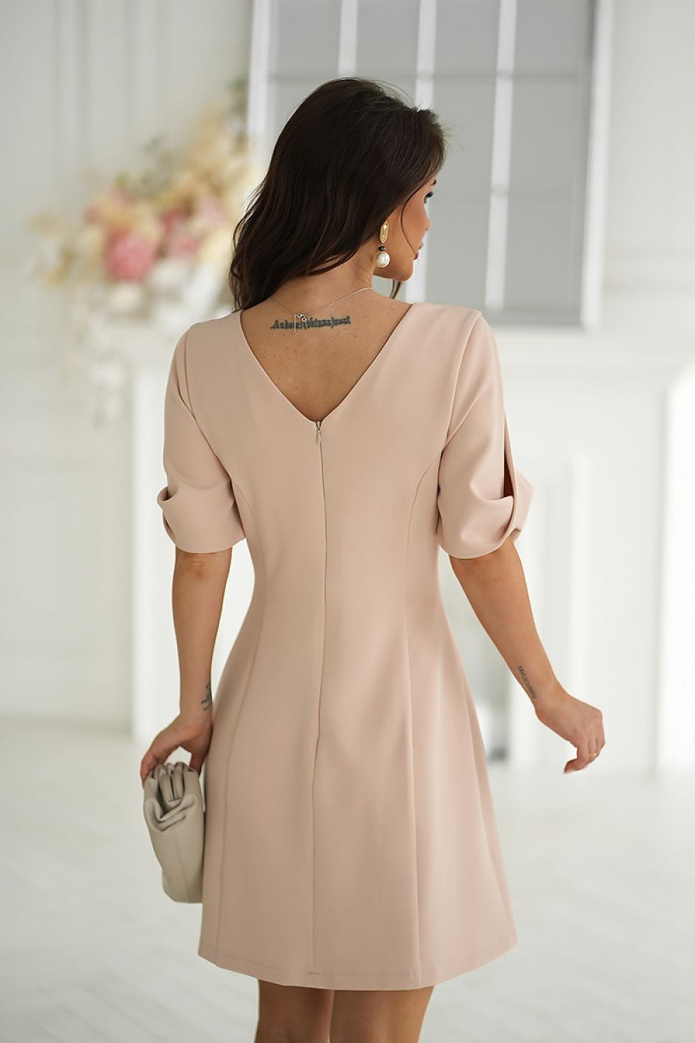 robe cocktail courte chic manches courtes coupe originale pour soirée d'été élégante et féminine