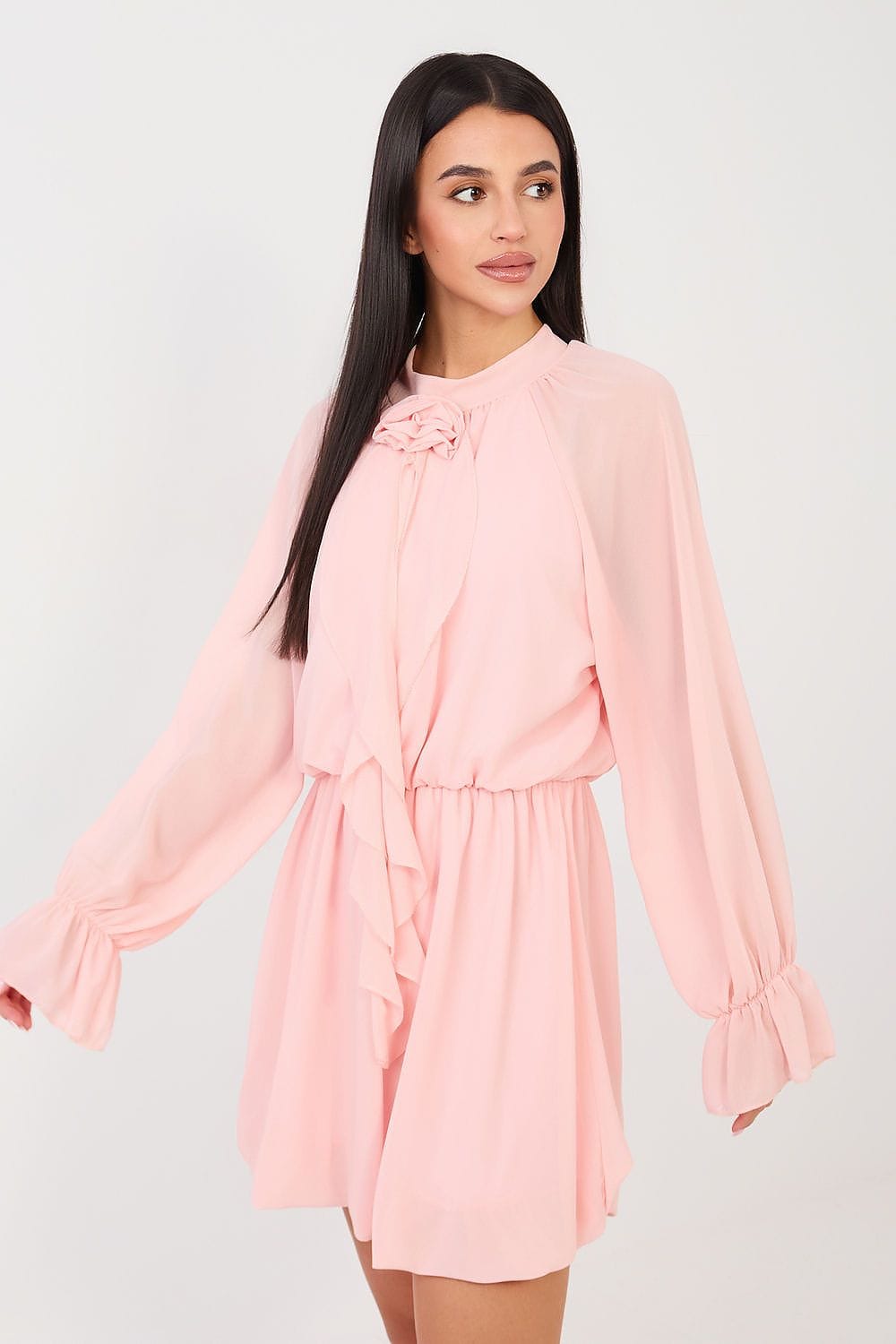 Robe courte rose poudré fluide manches longues col orné parfaite pour cocktail ou cérémonie printemps été