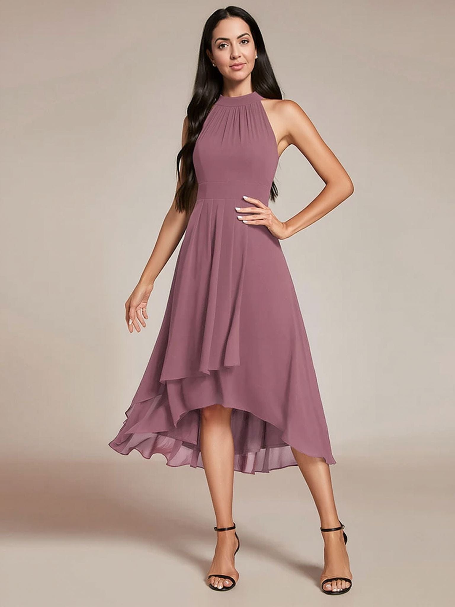 Robe cocktail asymétrique violette sans manches fluide, idéale pour soirée chic ou mariage invité élégante