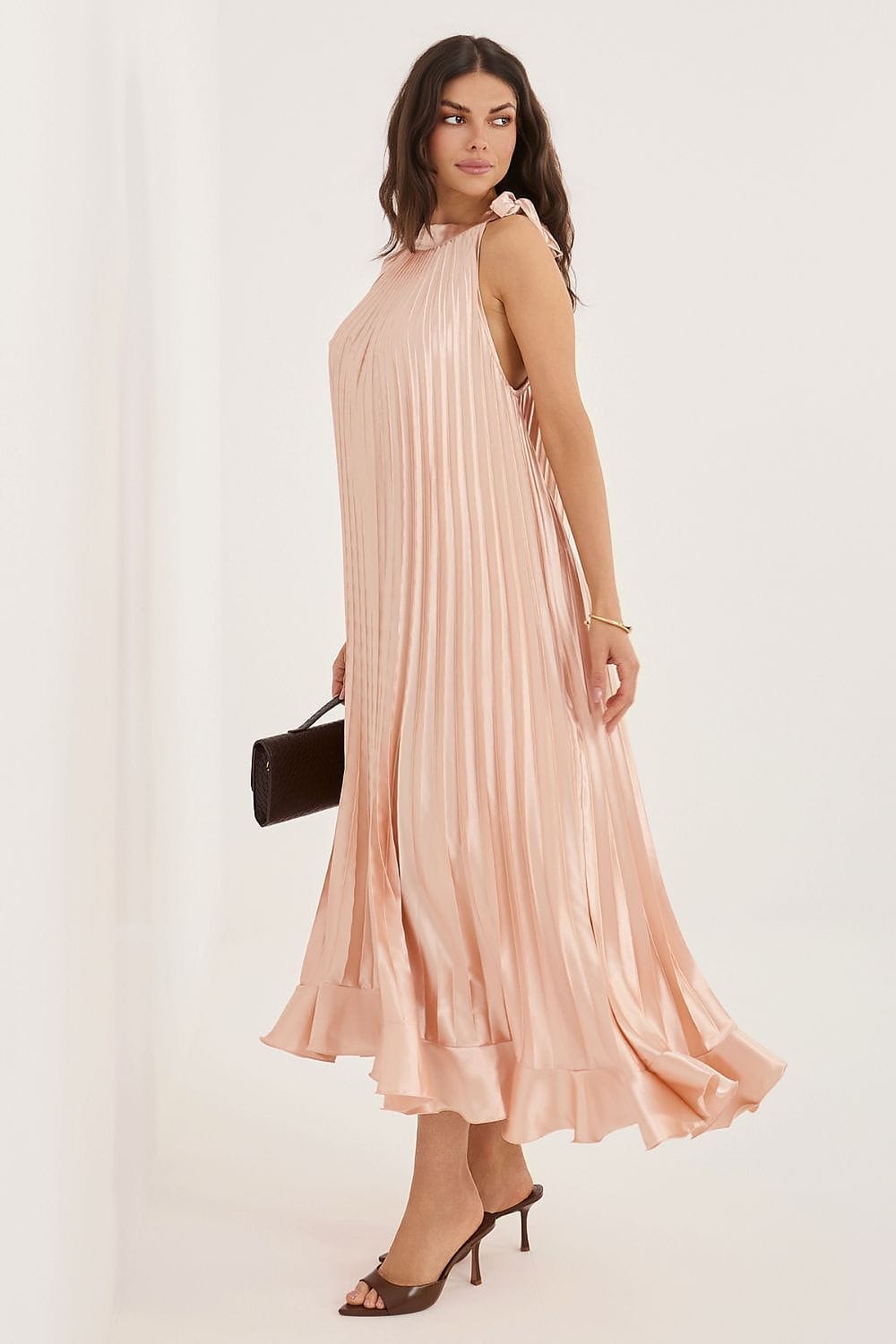 Robe longue satinée plissée rose poudré style chic pour soirée mariage ou invité élégante avec sac à main