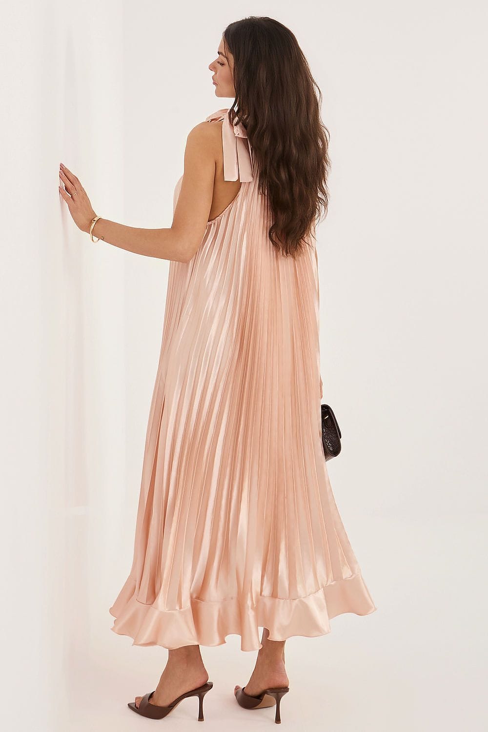 Robe cocktail longue satin plissée rose poudré sans manches dos nu élégante pour soirée mariage invité chic