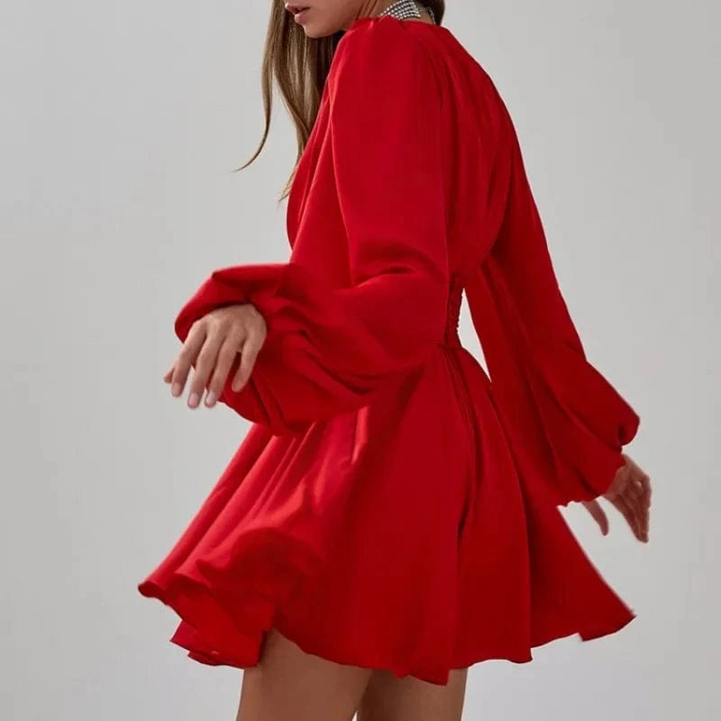 Robe de soirée chic rouge courte à manches longues, idéale événement cocktail femme moderne et tendance