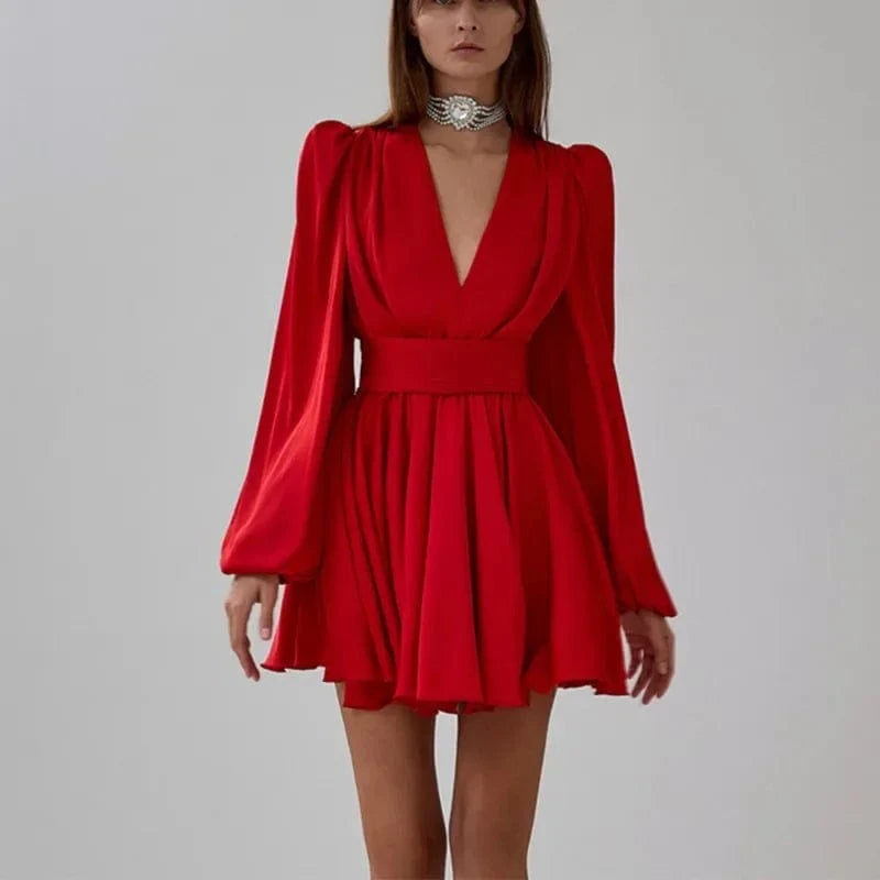 Robe de soirée chic rouge courte décolleté manches longues évasée élégante pour évènement ou mariage