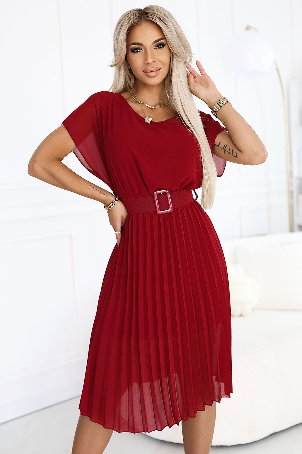 robe de cocktail rouge plissée midi à manches courtes pour soirée chic ou mariage invité élégant