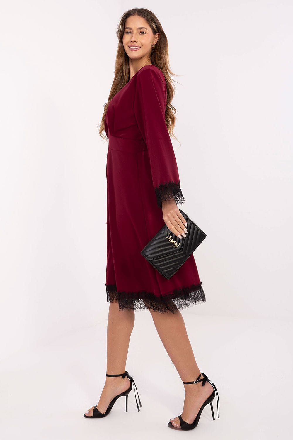 Robe de soirée chic midi bordeaux manches longues dentelle femme avec pochette noire élégante, idéale mariage