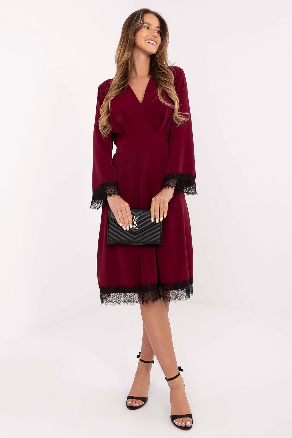Robe cocktail midi bordeaux manches longues en dentelle élégante accessoirisée d'une pochette noire chic