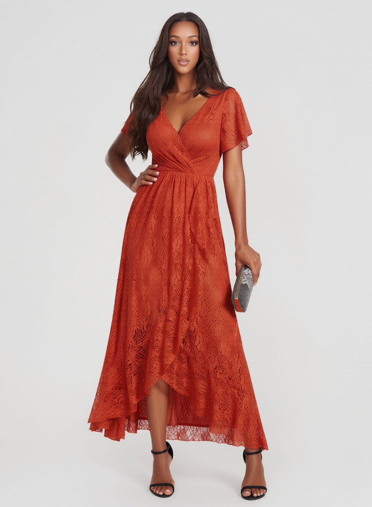 Robe de soirée chic longue terracotta en dentelle, manches courtes, femme tenant une pochette argentée