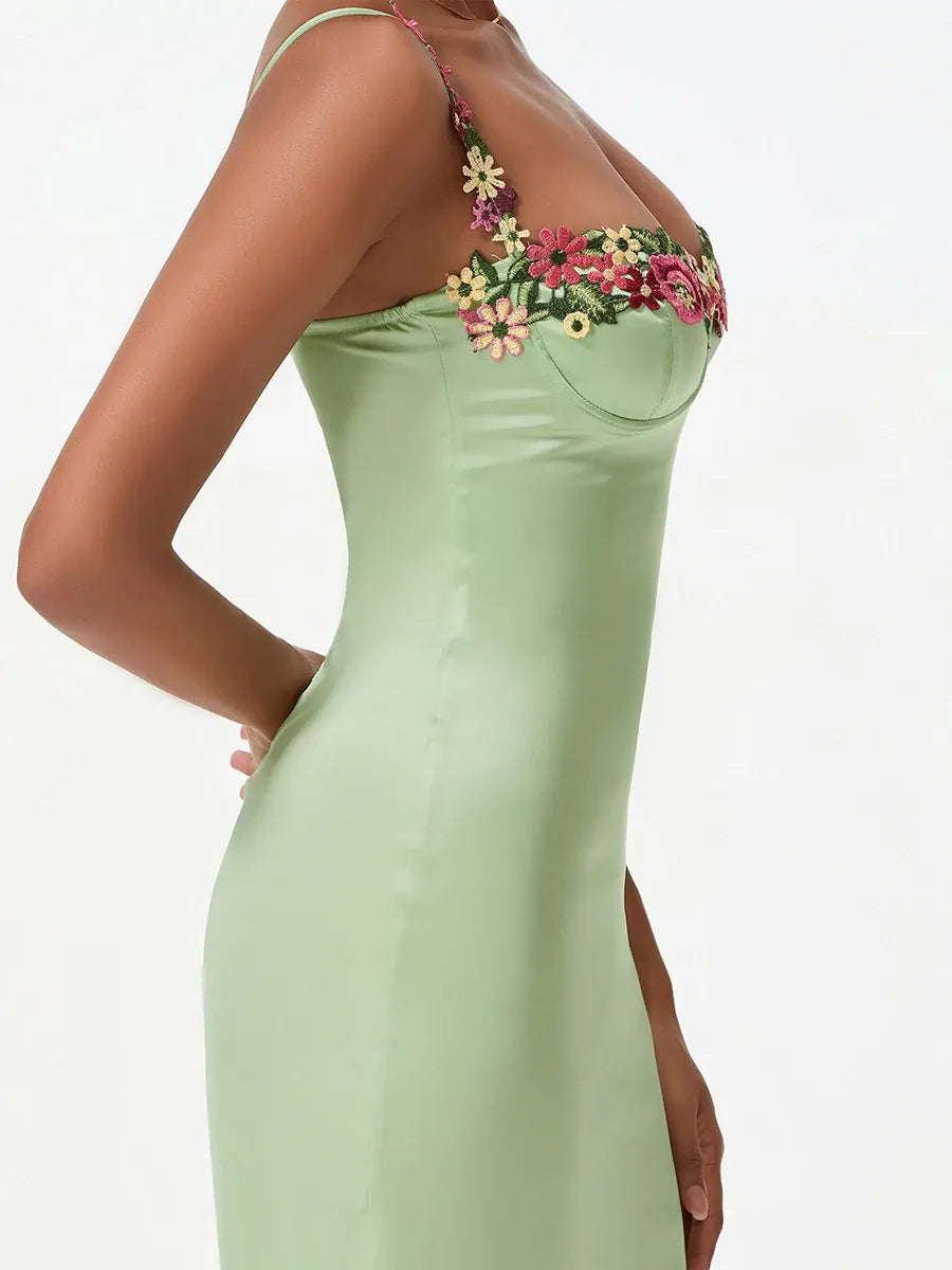 Robe de cocktail verte moulante brodée de fleurs