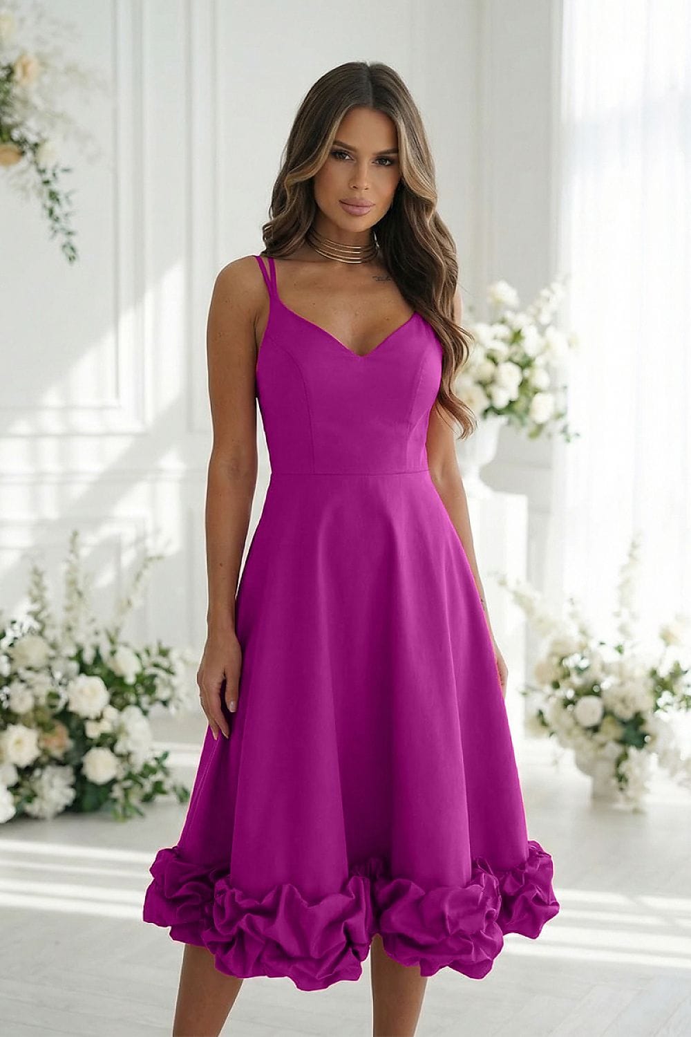 Robe cocktail midi fleurie violette fluide sans manches décolleté évasée pour soirée élégante ou mariage invité