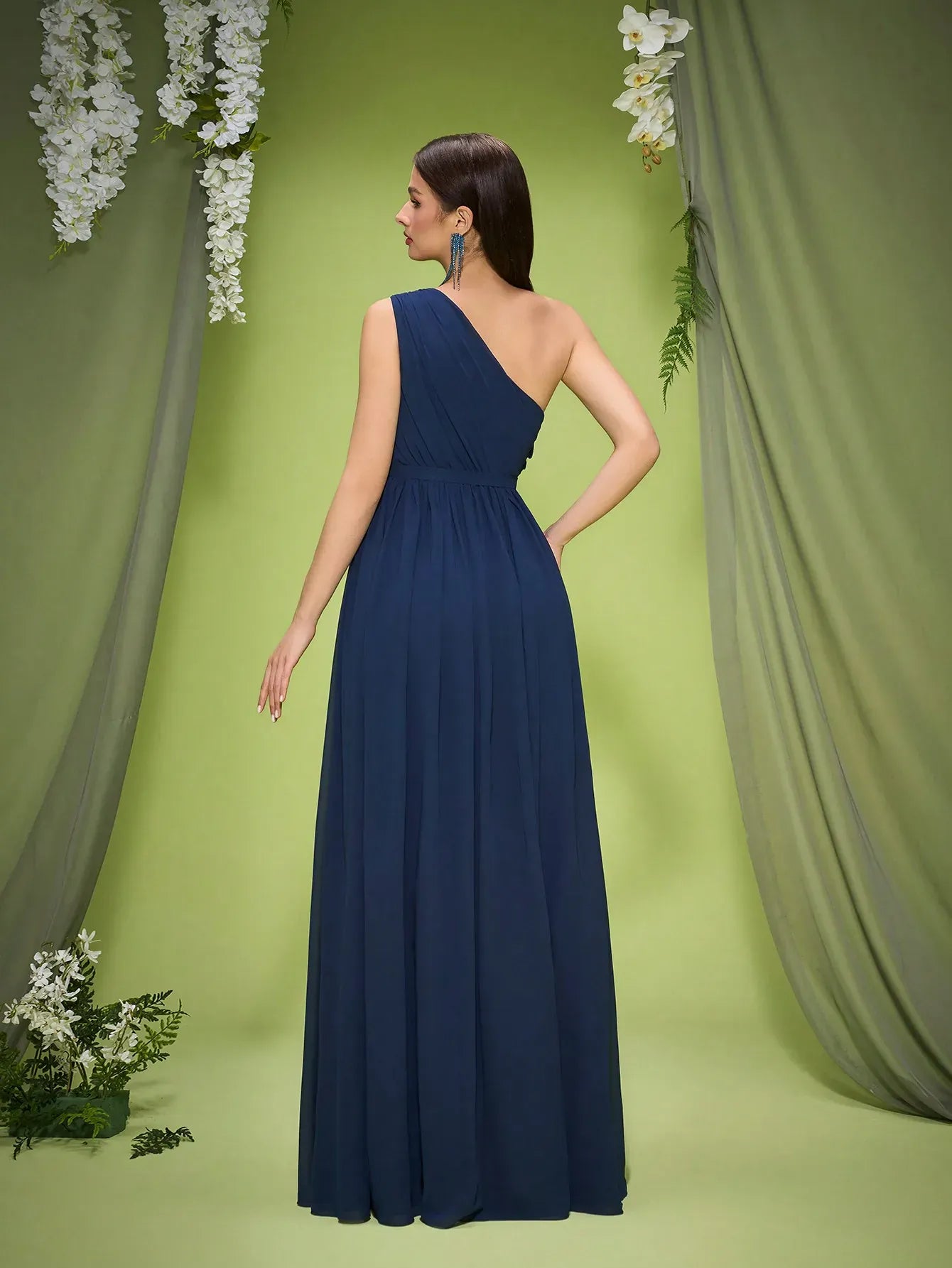 Robe de demoiselle d'honneur bleu foncé à une épaule