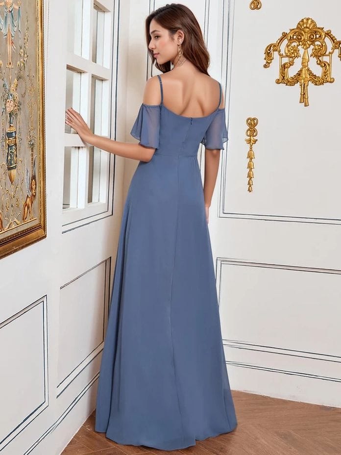 Robe de demoiselle d'honneur bleue à fente haute et bretelles fines