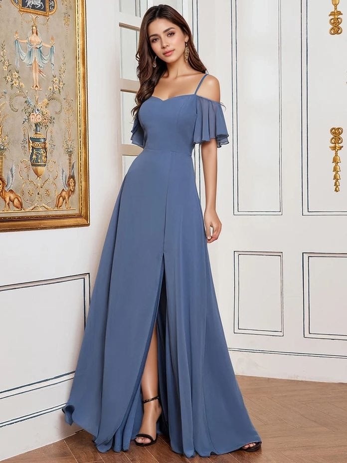 Robe de demoiselle d'honneur bleue à fente haute et bretelles fines
