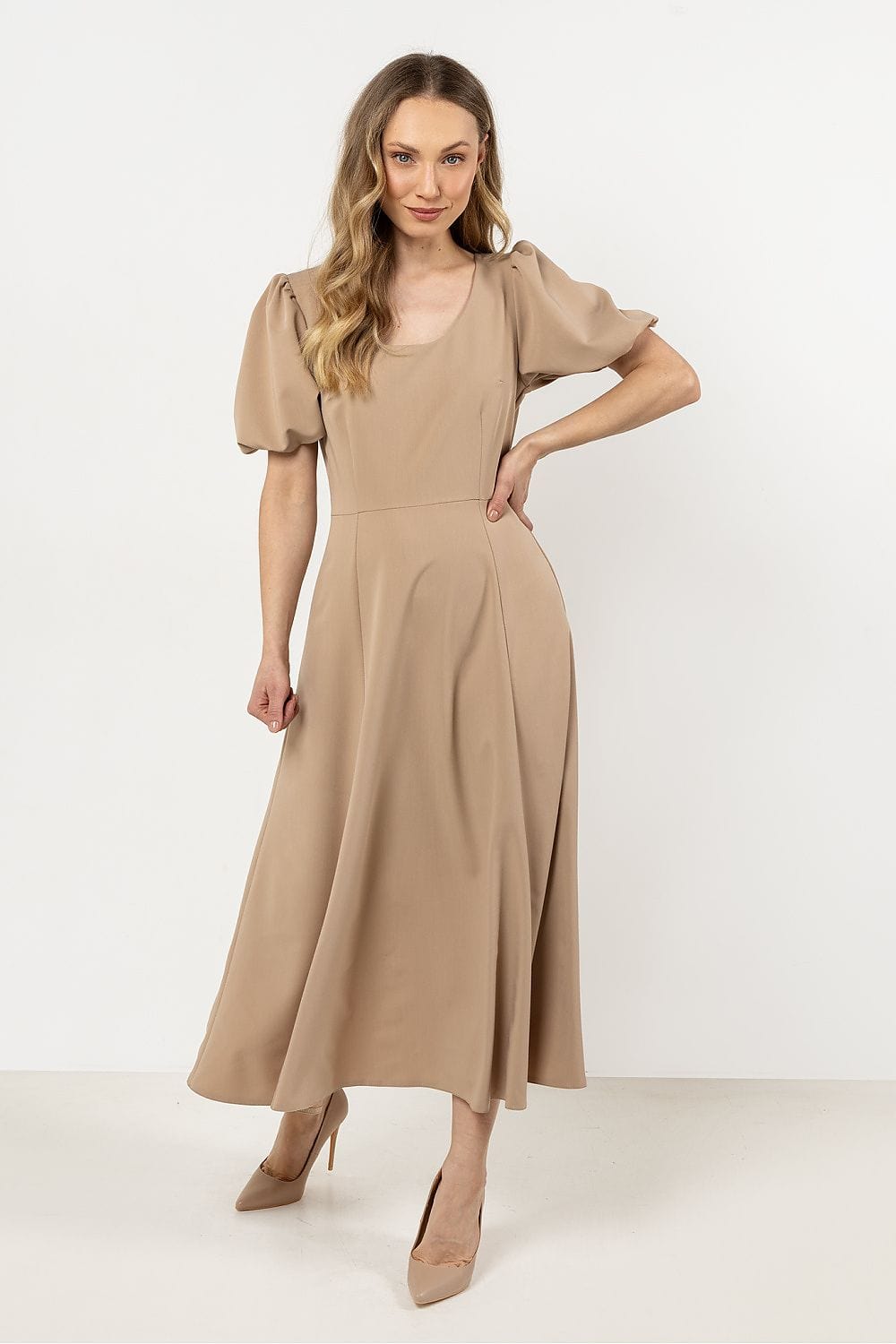 Robe midi beige évasée manches courtes style chic pour mariage invité ou événement estival élégant