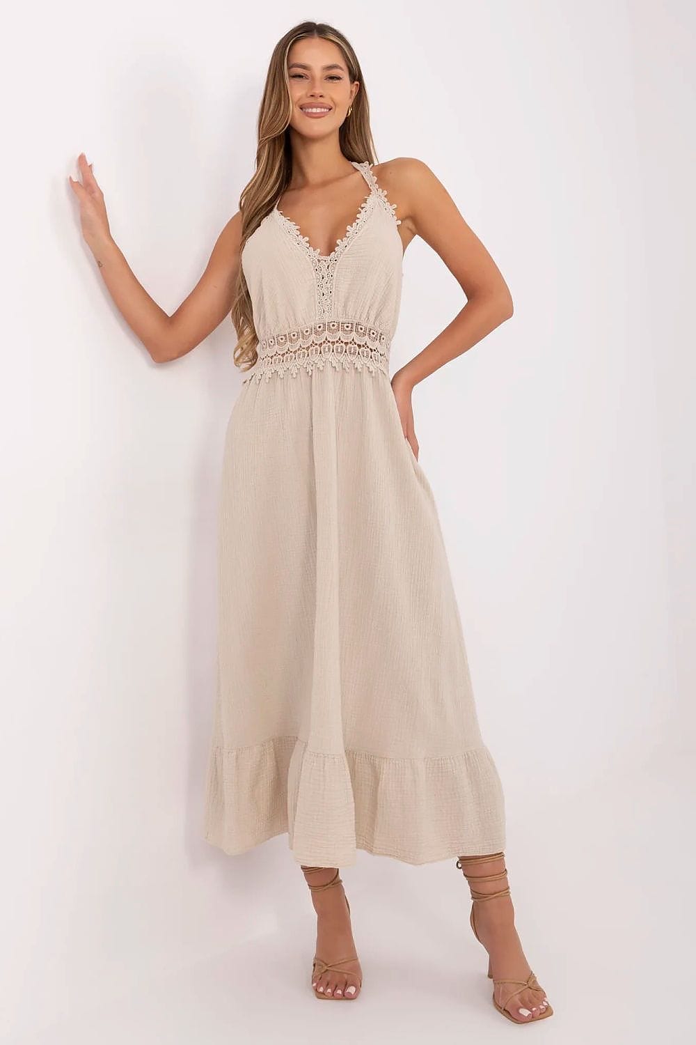 Robe été bohème longue beige en gaze de coton, style fluide et décolleté, idéale pour plage ou sortie casual